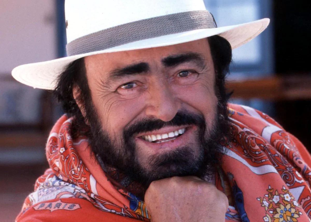 Hollywood coloca una estrella a Pavarotti