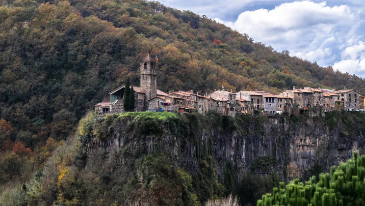 La pequeña villa medieval española enclavada en un precipicio