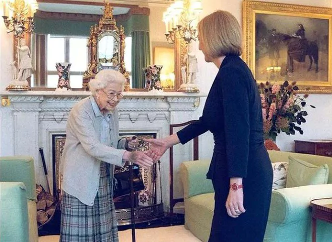 Liz Truss y la Reina Isabel II