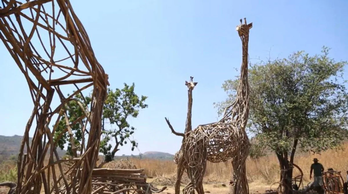 Plantas invasoras convertidas en bestias fantásticas