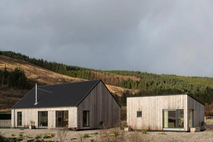 Una casa de campo sostenible y de diseño nórdico en la costa de Escocia