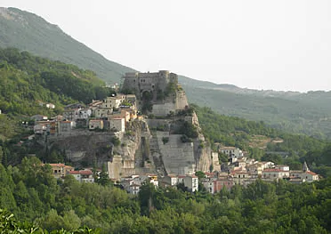 Una fortaleza medieval del s. XVI en lo alto de un pequeño pueblo de Italia