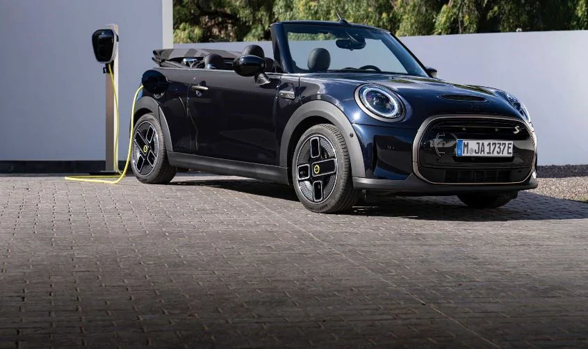 Mini lanza una edición limitada de 999 unidades del Mini Cooper SE Cabrio 100% eléctrico