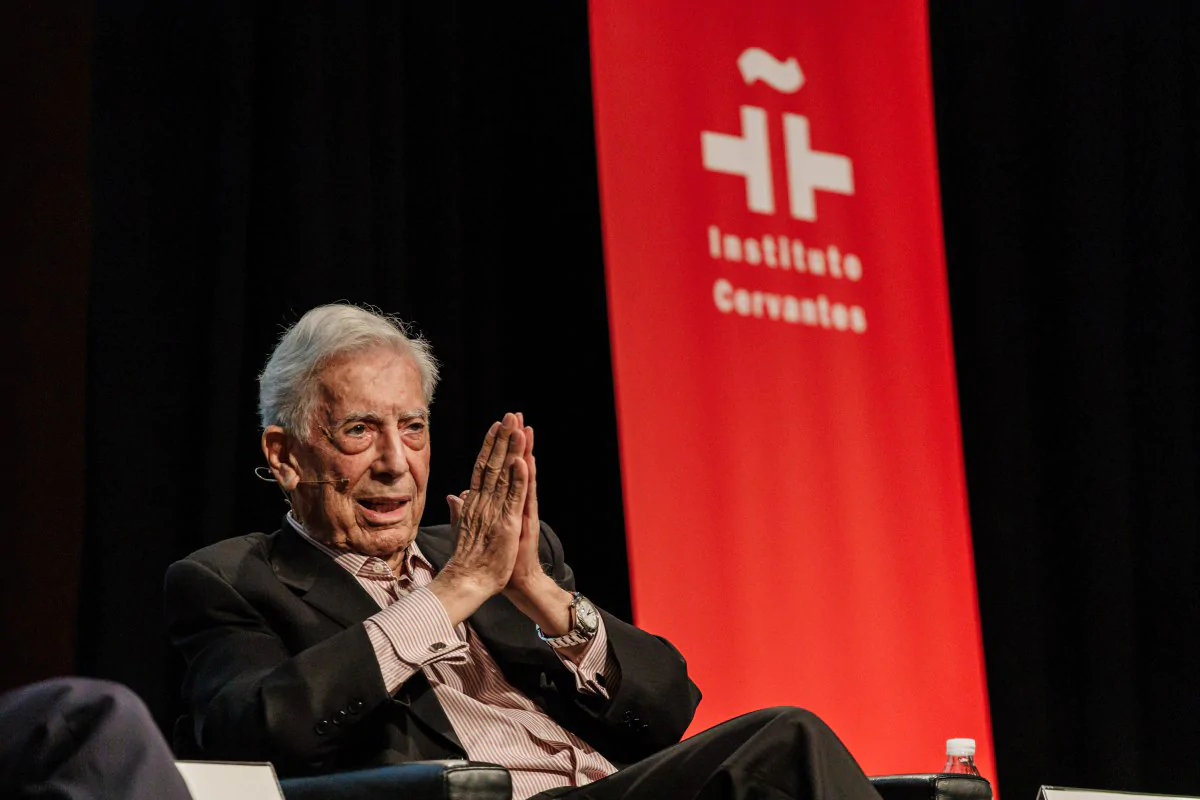 Vargas Llosa recibe el homenaje del Cervantes
