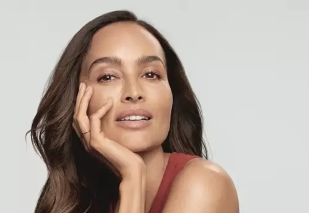 Acierta con estos esenciales de Clarins para el Día de la Madre