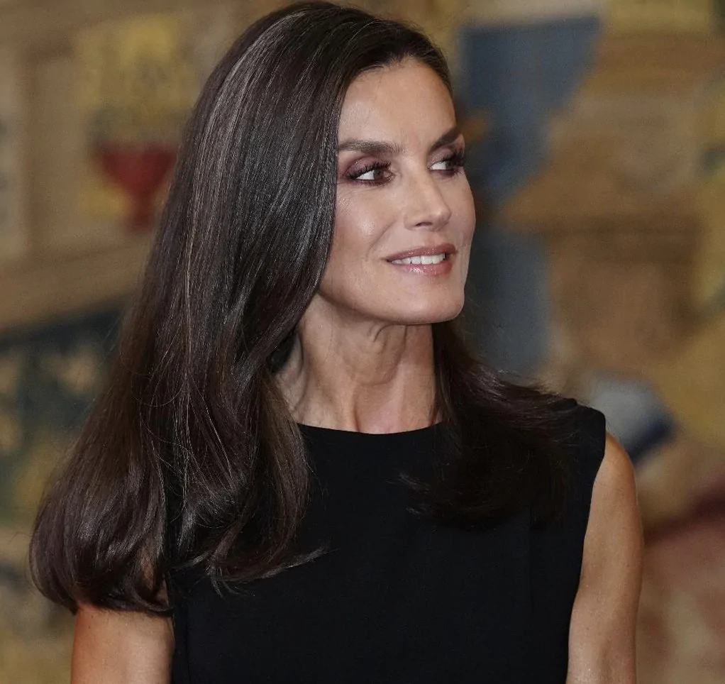 La Reina Letizia eclipsa con un vestido negro y zapatos de tacón mini dorados