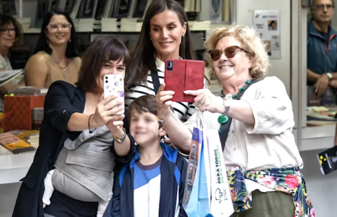 La Reina Letizia visita por sorpresa la Feria del Libro de Madrid