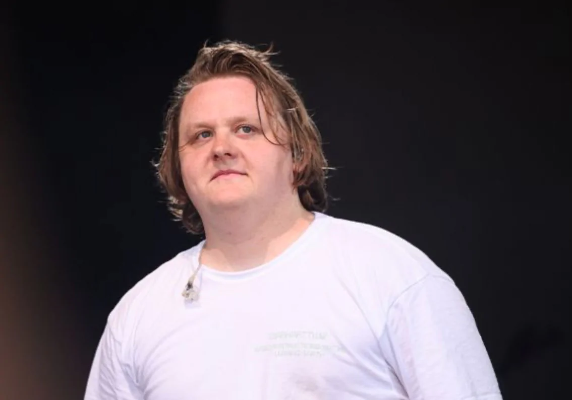 Lewis Capaldi anuncia su retirada temporal por el síndrome de Tourette