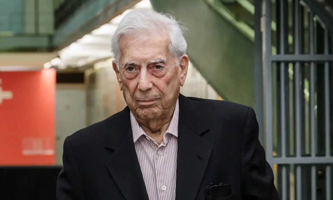 Vargas Llosa, hospitalizado por covid