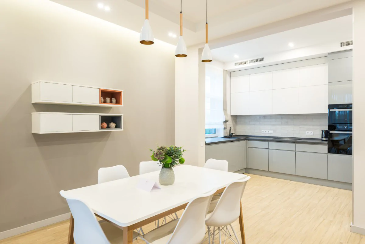 Espacios abiertos: las ventajas de unir salón y cocina al remodelar la casa