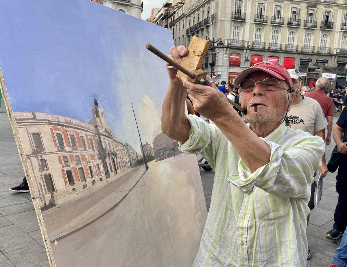 Madrileños y turistas se acercan a la Puerta del Sol para ver pintar a Antonio López: «Es nuestro nuevo Velázquez»