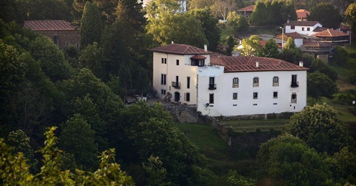Se vende por 2,5 millones un histórico palacio en Asturias con hotel, capilla y robles centenarios