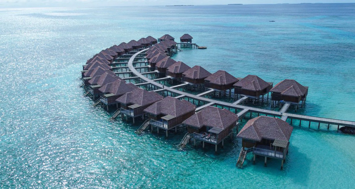 Vacaciones en las Maldivas: el nuevo complejo de lujo con 30 villas sobre el agua