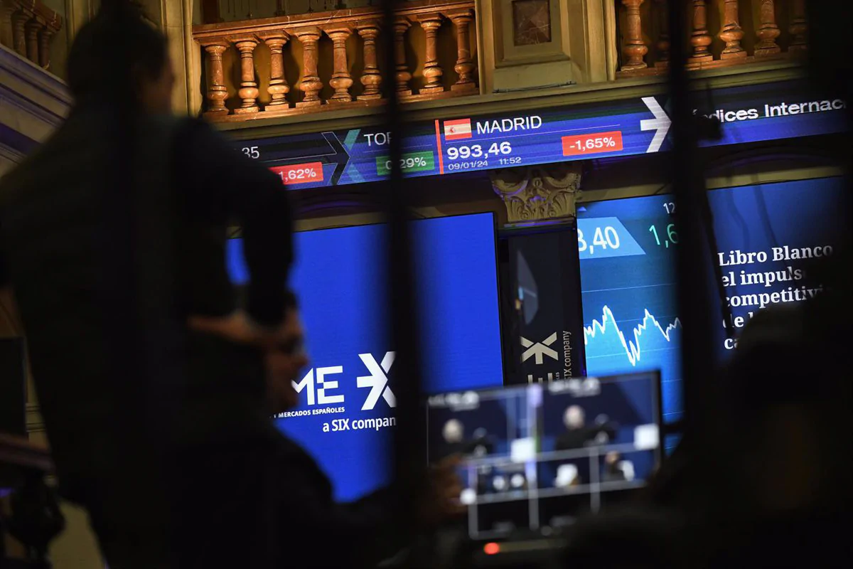 El Ibex, al borde de los 10.100 puntos en la media sesión, con un nuevo golpe de Grifols (-10,5%)