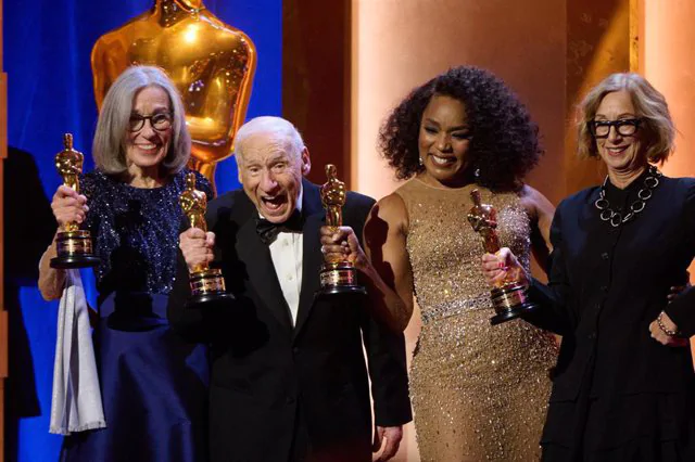 Mel Brooks y Angela Bassett reciben sus Oscar honoríficos