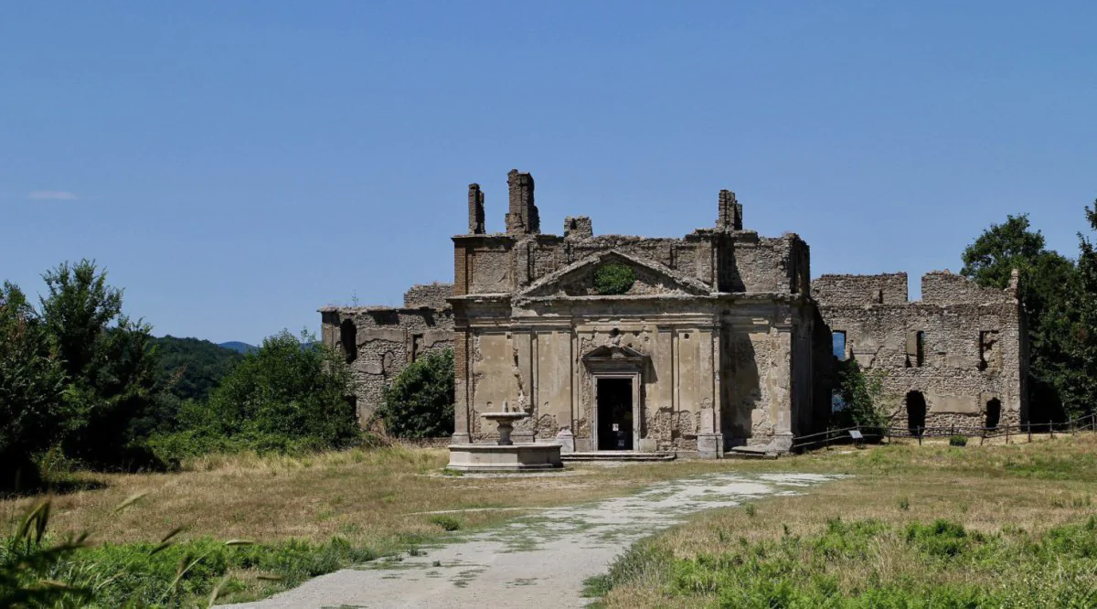 Descubre los seis pueblos fantasma que puedes visitar en Italia