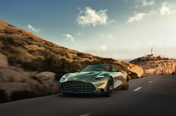 El descapotable con motor delantero más rápido del mundo, es el nuevo Aston Martin Vanquish Volante