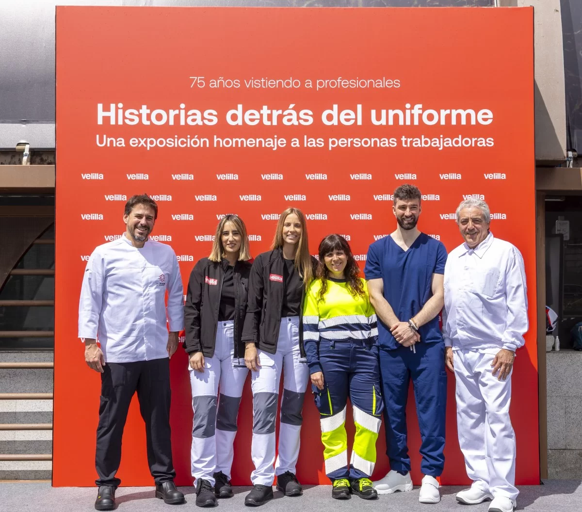 Homenaje a los trabajadores esenciales, bajo el cielo de Madrid