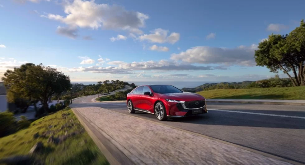 Nuevo Mazda6e: un refinado comportamiento dinámico, para una conexión inmediata entre el conductor y su coche
