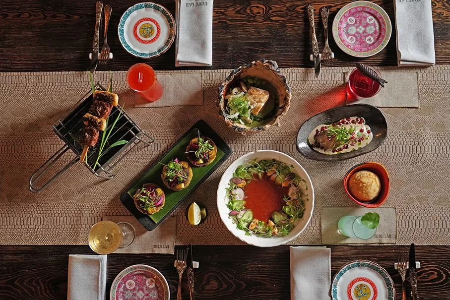 Una mesa, 18 comensales y una velada única en un laboratorio creativo gastro
