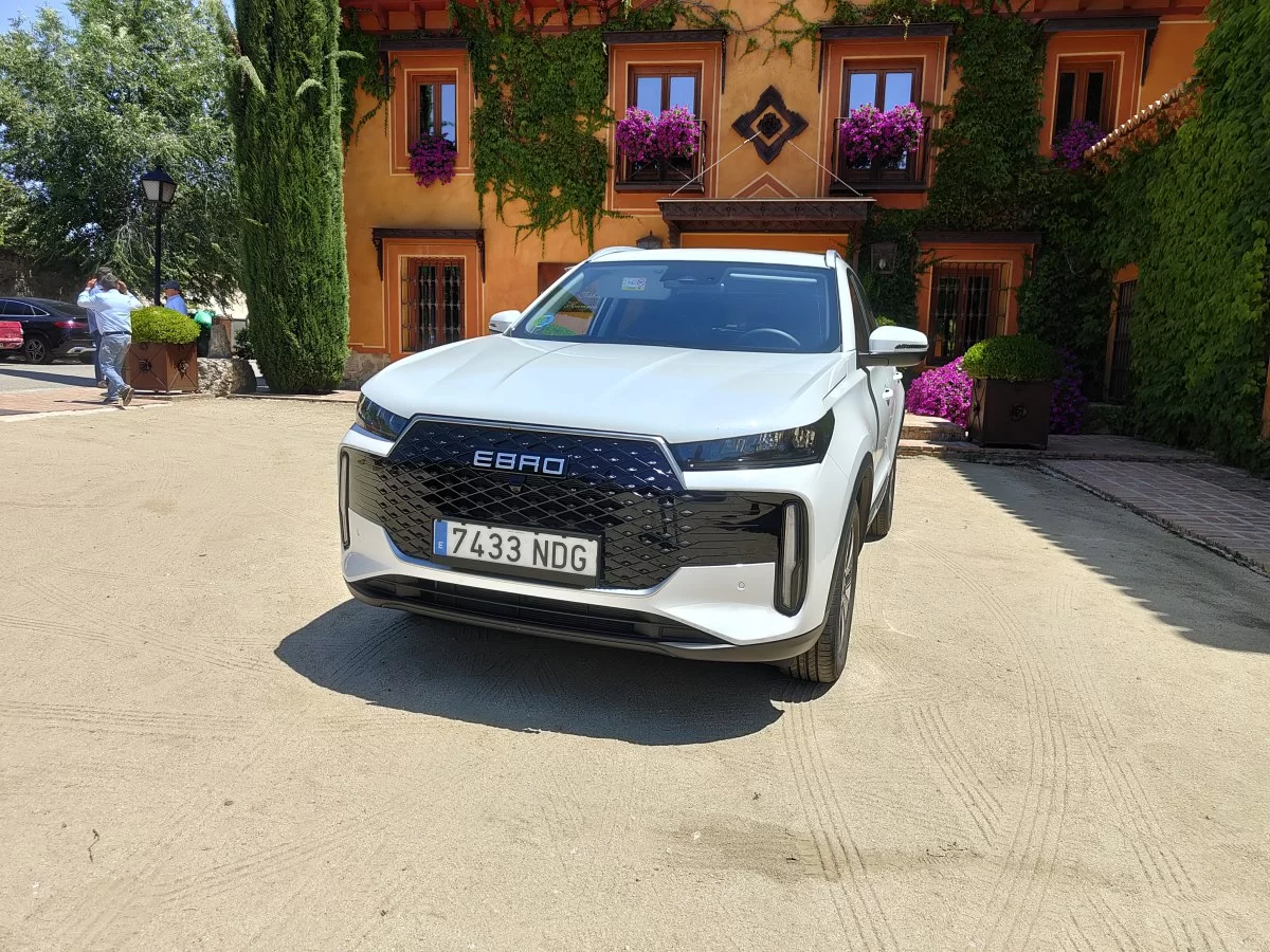 Ya está aquí el nuevo EBRO s400, un SUV híbrido, compacto y familiar, para ciudad y carretera