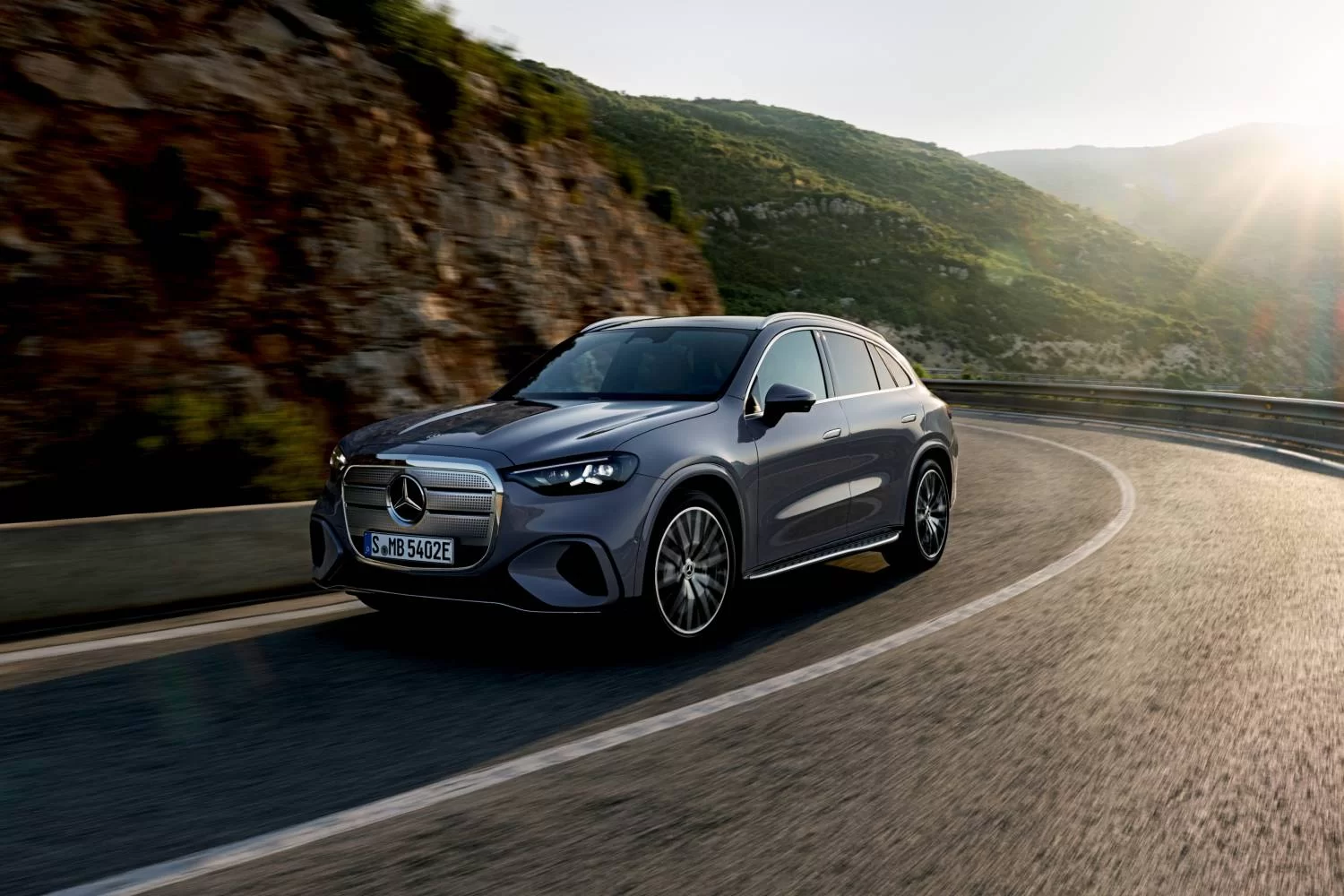 El Mercedes-Benz GLC, el más vendido en el mundo se electrifica y ya está disponible en España