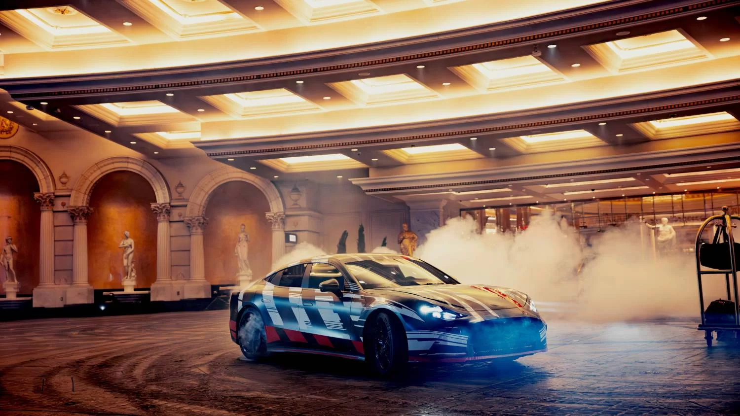 El próximo Mercedes-AMG GT 4-Door Coupé, diseñado para emocionar en un impresionante estreno en Las Vegas con Brad Pitt y George Russell