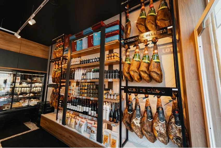 Luces, compras… y un destino gourmet que despierta todos los sentidos para sorprender en la mesa