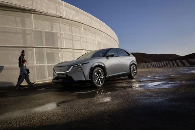 El nuevo Mazda CX-6e, presentado en el Salón del Automóvil de Bruselas: la conducción eléctrica en su forma más artística