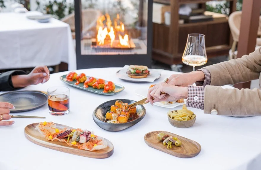 ABYA enciende el verano: brasas, terraza y cocina non stop en el palacio más gastronómico de Madrid