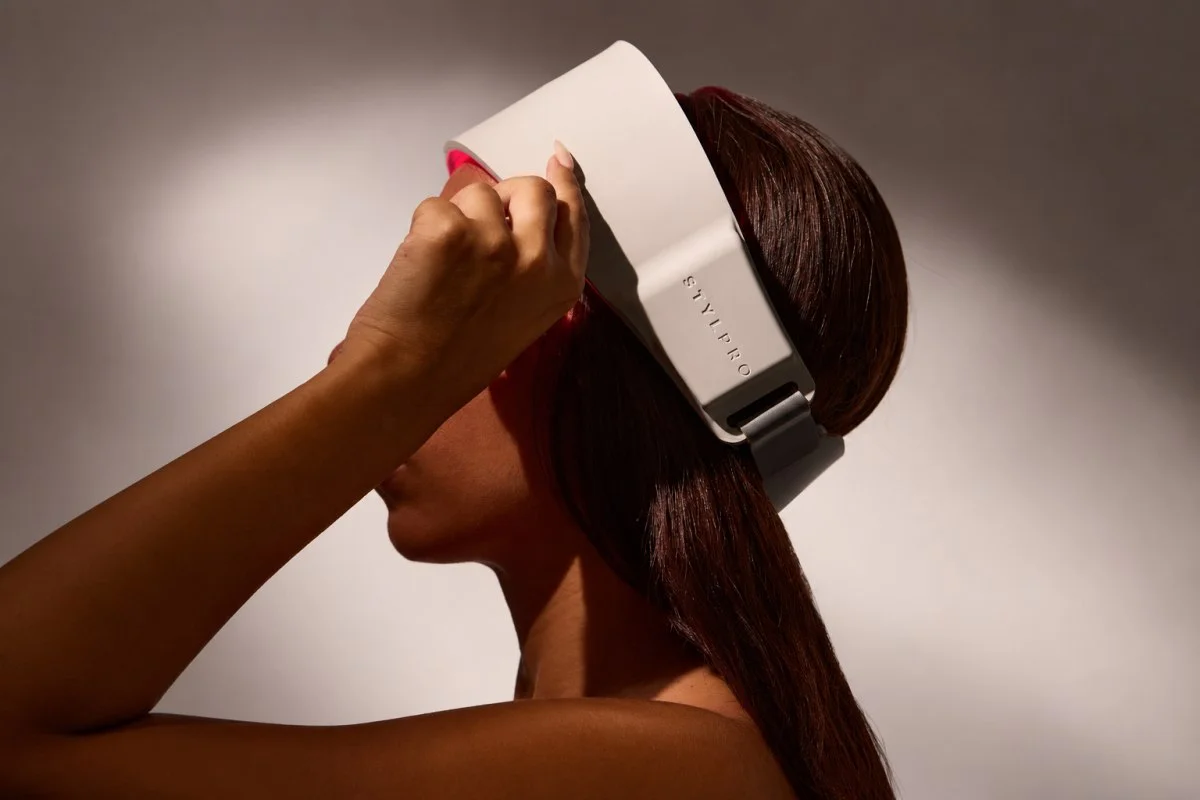 ¿Por qué se nos cae más el pelo en otoño? Del efluvio estacional a la nueva generación de terapia LED capilar
